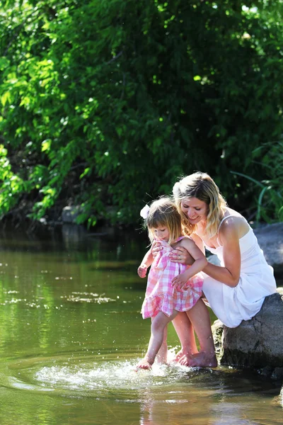 Young mother and her little daughter on the nature — Stock Photo, Image