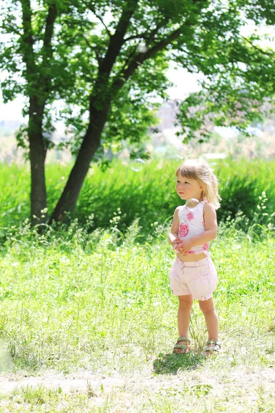 En vacker liten flicka på natur — Stockfoto