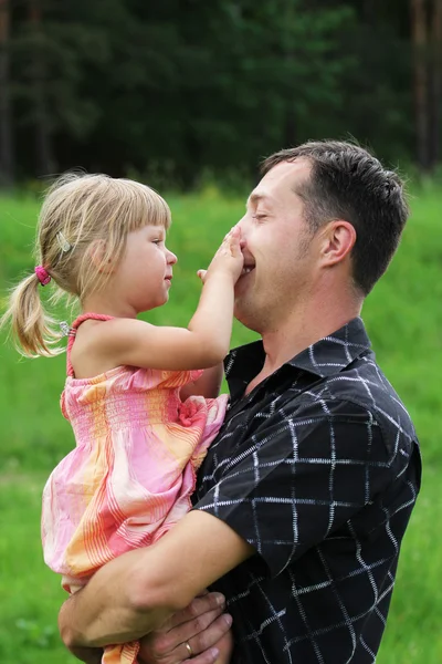 A young father with his daughter on the nature — Stock Photo, Image