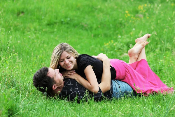 Молодая пара влюблённая на открытом воздухе — стоковое фото