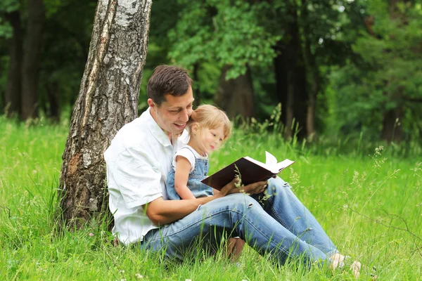 Dad and daughter reading the Bible — Stock Photo, Image