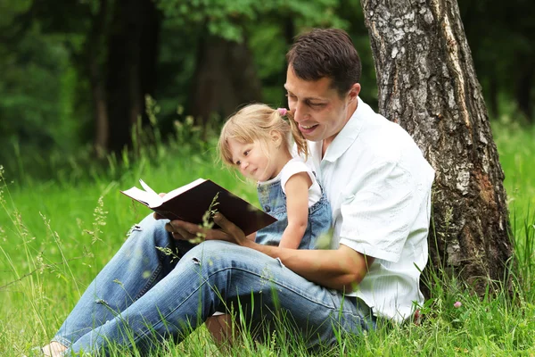 Papá y su hija leyendo la Biblia — Foto de Stock