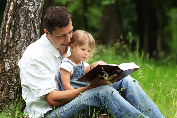 Papa et fille lisant la Bible — Photo