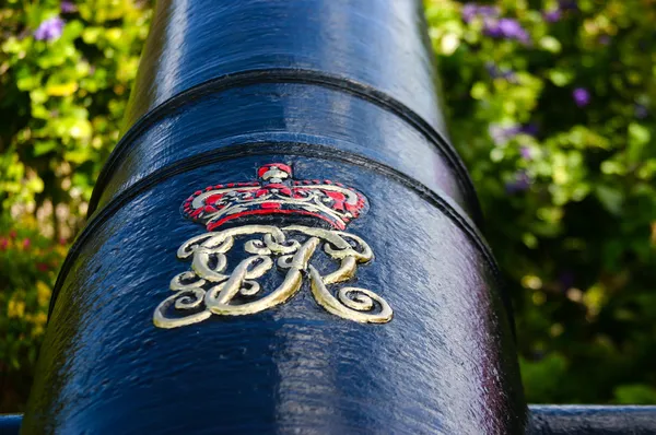 Cannone con simbolo della corona e GR Foto Stock