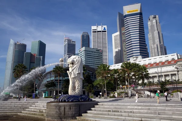 シンガポール ビジネス中心街とライオンの噴水 ロイヤリティフリーのストック画像