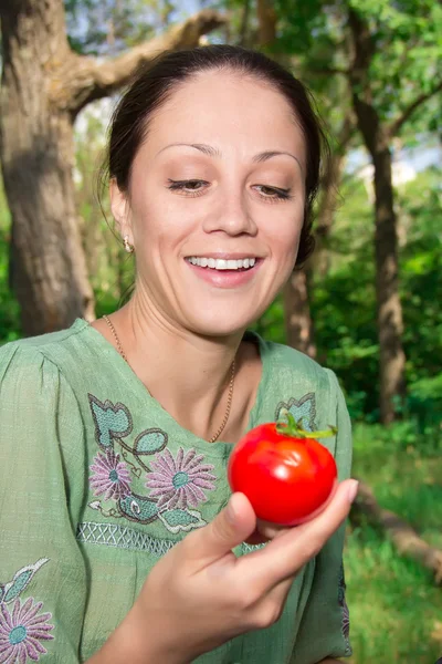 Žena s rajčetem — Stock fotografie