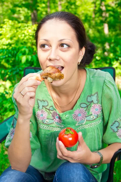 Una mujer en un picnic —  Fotos de Stock
