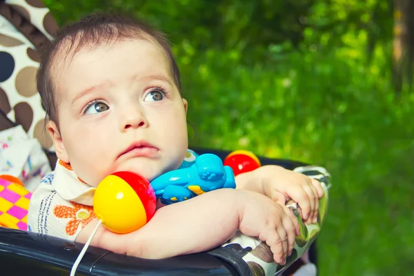 Niño en un carro de bebé Fotos de stock libres de derechos