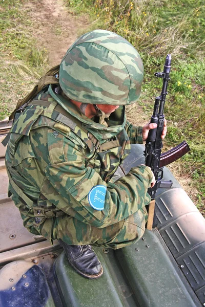 Російський солдат на броньований автомобіль — стокове фото