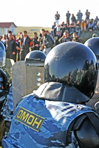 Policía rusa dispersar motín Fotos de stock libres de derechos