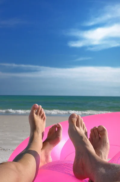 Strand voeten op roze ring — Stockfoto
