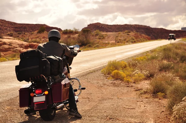 Motocicleta em uma estrada — Fotografia de Stock