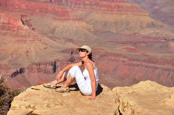 Beautiful woman at the Grand Canyon — Stock Photo, Image