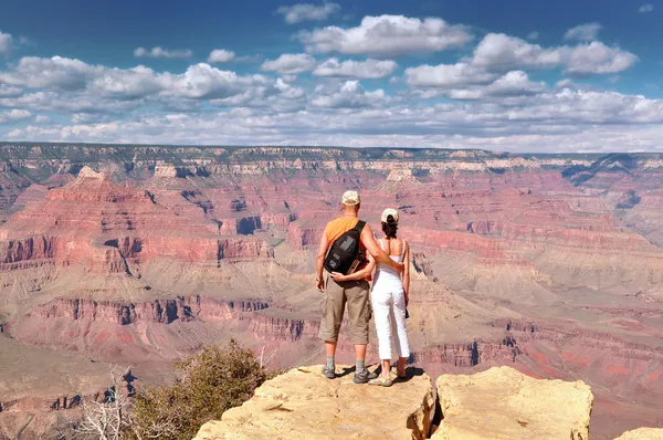 Pár élvezi a gyönyörű grand canyon táj — Stock Fotó