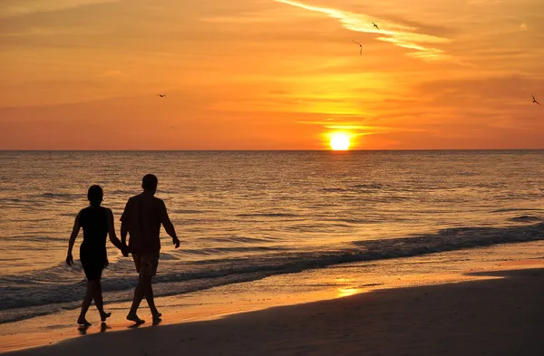 Promenade romantique sur la plage Images De Stock Libres De Droits