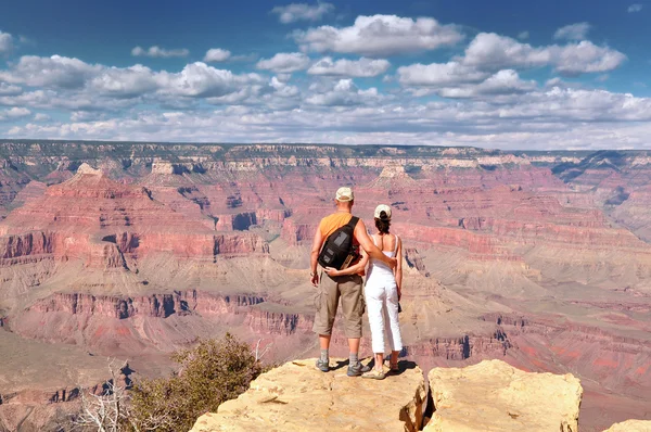 夫妇享受美丽的大峡谷景观 图库照片