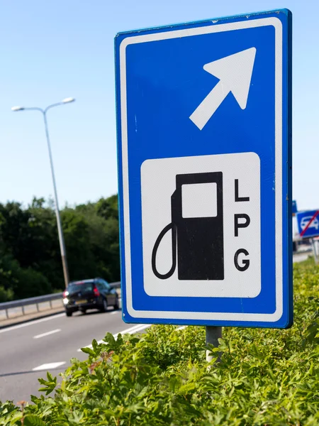 Tankstellenschild an einer Autobahn — Stockfoto
