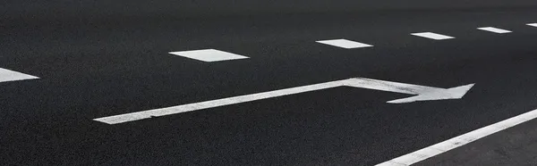 Flecha blanca sobre el asfalto — Foto de Stock