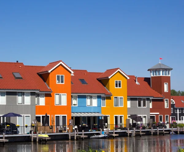 Цветные дома с пирсом у воды — стоковое фото
