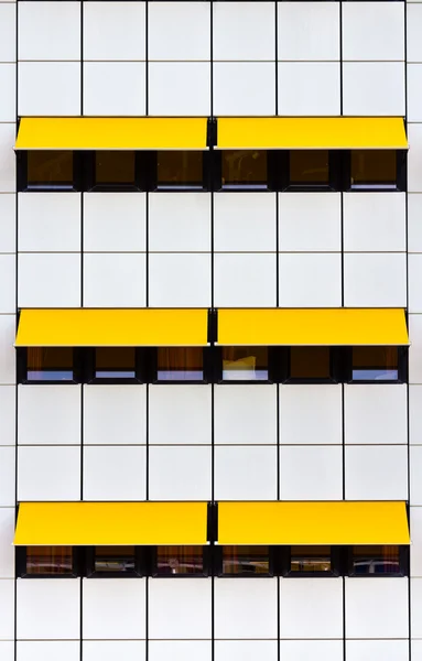 Fasáda s bílými dlaždicemi a žluté markýzy — Stock fotografie