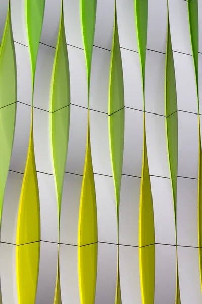 Detail einer modernen Fassade mit geschwungenen Elementen — Stockfoto
