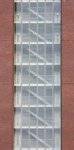 Edifício moderno com escadarias totalmente visíveis — Fotografia de Stock