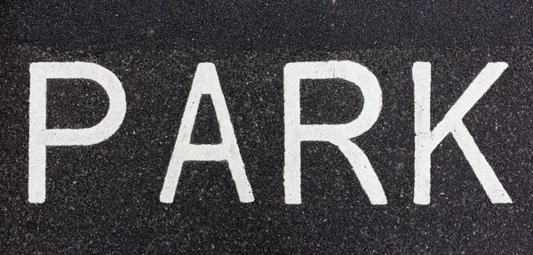 Yolun üzerine park işareti boyalı — Stok fotoğraf