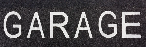 Гаражный знак, нарисованный на дороге — стоковое фото