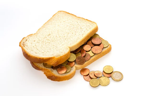 Skivor bröd med euromynt som sprids — Stockfoto