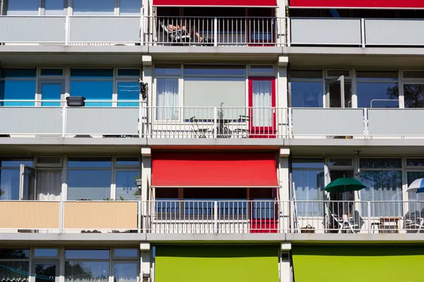 Plusieurs balcons d'un bâtiment — Photo