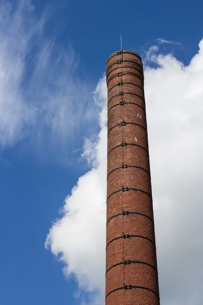 Старый промышленный дымоход — стоковое фото