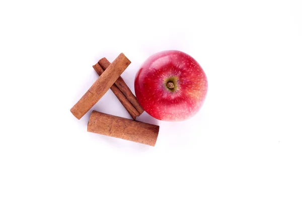 Cinamón crudo y manzana roja sobre fondo blanco — Foto de Stock