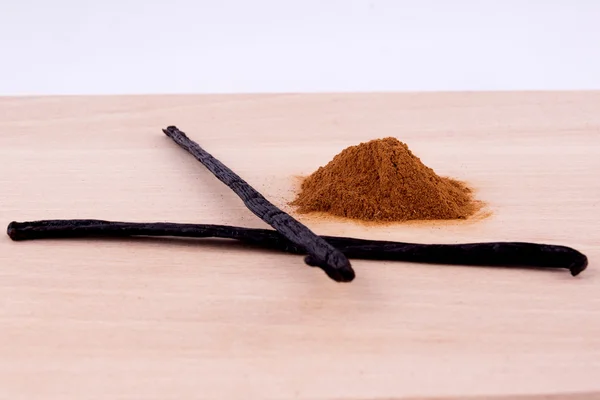 Vanília- és cinamon, a fából készült asztal — Stock Fotó