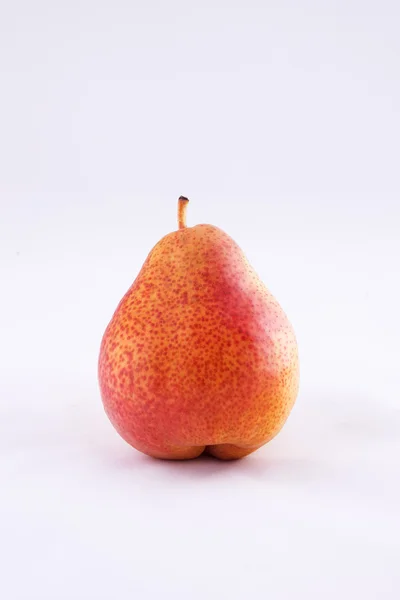 Una pera rossa su sfondo bianco — Foto Stock