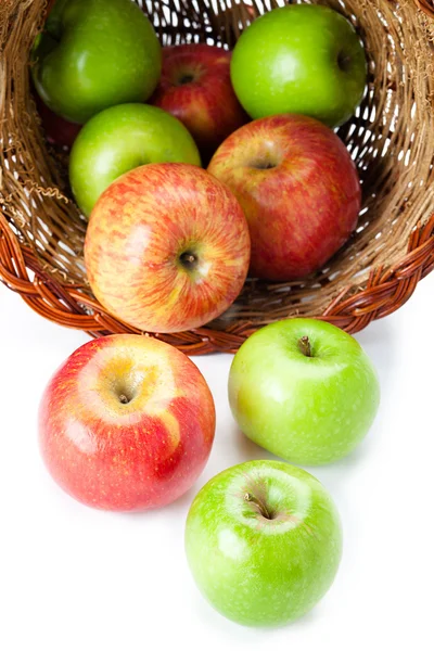 Яблоки, вываливающиеся из корзины — стоковое фото