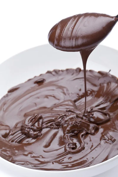 Colher colher em chocolate derretido — Fotografia de Stock