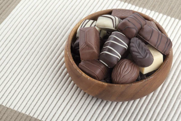 Diverse choklad i trä skål — Stockfoto