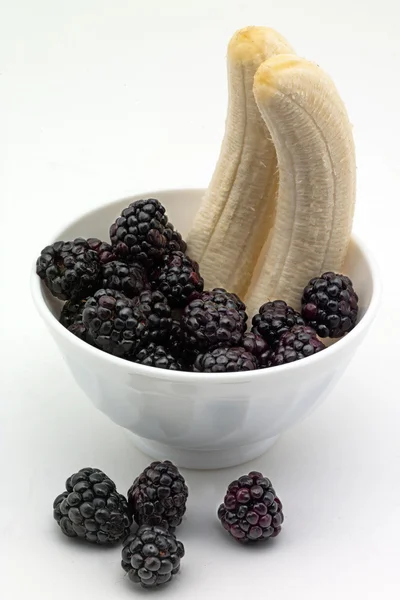 Bananas e amoras — Fotografia de Stock