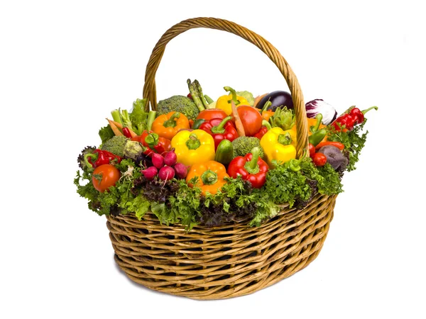 Gran cesta llena de verduras — Foto de Stock