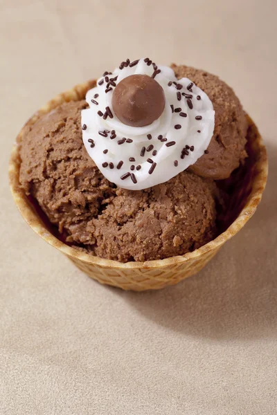 Çikolatalı dondurma Topingler ile büyük Kepçe — Stockfoto