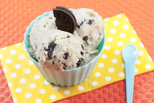Big scoops of cookies and cream ice cream — Stock Photo, Image