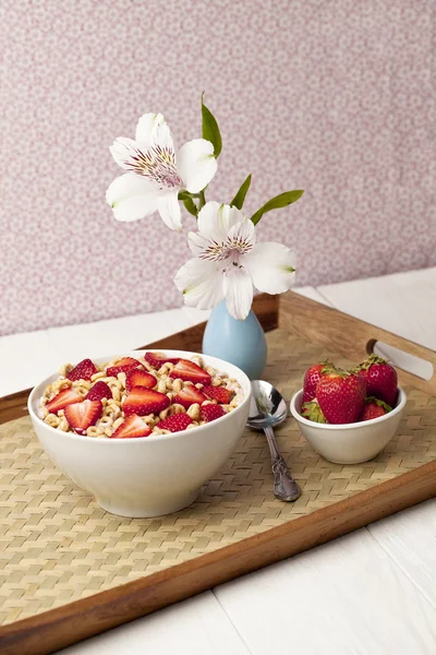 Cuenco de cereales y fresas — Foto de Stock