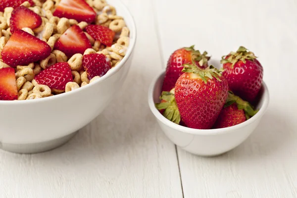 Cereals and strawberries — Stock Photo, Image