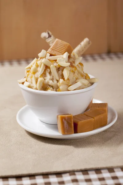 Tarta de almendras helado de caramelo — Stockfoto