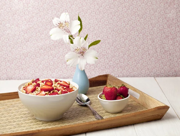 Cuenco de cereales con fresas en una bandeja — Foto de Stock