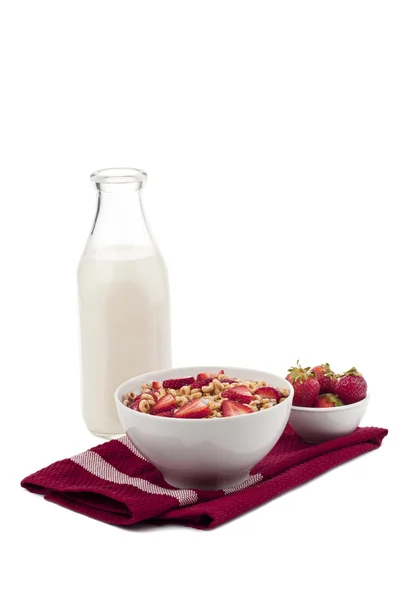 Anéis de cereais com frutas de morango e garrafa de leite — Fotografia de Stock