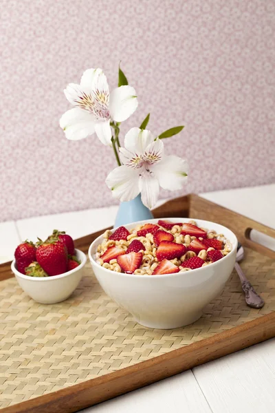 Müsliringe mit Erdbeerfrüchten — Stockfoto