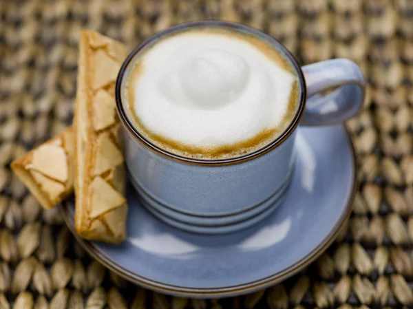 Cappuccino og cookies – stockfoto