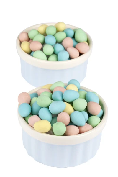 Чаша с разноцветными окрашенными пасхальными яйцами — стоковое фото