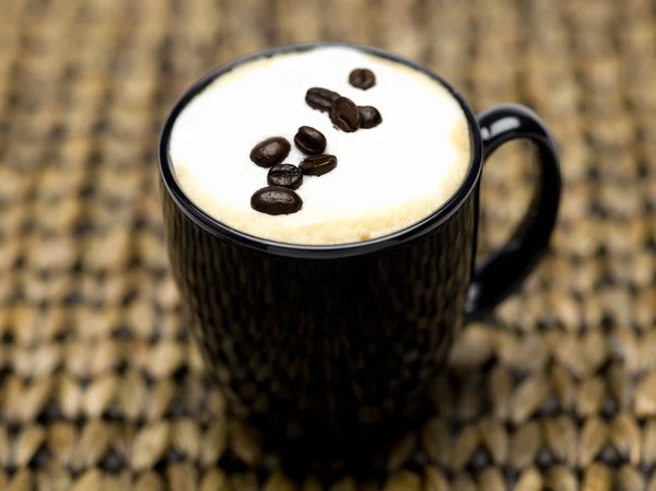 卡布奇诺咖啡和咖啡豆 — 图库照片